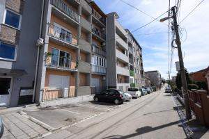 un coche aparcado en una calle al lado de un edificio en Tesla FlyInn, en Belgrado 6 fotos más