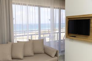 TV a/nebo společenská místnost v ubytování Venus Beach Hotel