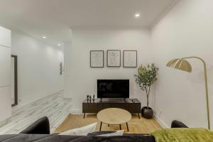 Ruang duduk di Amadora Flat 5