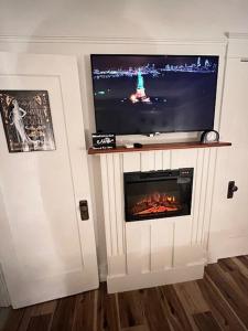 TV a/nebo společenská místnost v ubytování MidTown Art Deco