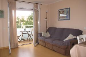 Nice apartment in Costa Brava في بالافروجيل: غرفة معيشة مع أريكة وطاولة
