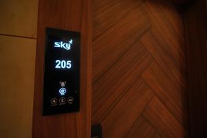 an electronic clock on a wooden door at Sky Executive Rooms in Nale Sopāra