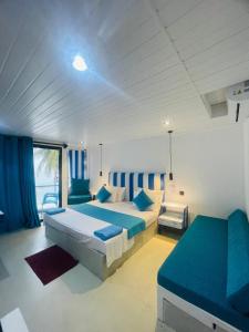 Postel nebo postele na pokoji v ubytování Suncoast Beach Hotel + 32 fotografií