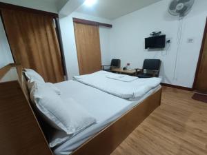 Giường trong phòng chung tại Hotel Ruby and Restaurant