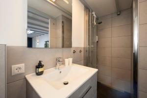 un bagno con lavandino e specchio di Studio ZEEUWS KNOOPJE a Burgh Haamstede