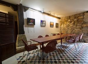 ein Esszimmer mit einem Holztisch und Stühlen in der Unterkunft Hotel Konbenio in Amorebieta-Etxano + 23 Fotos