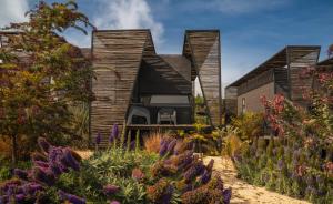 a house with a garden in front of it at Taka Matanzas in Matanzas