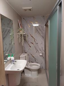 Koupelna v ubytování S&R Staycation Davao - Spacious 1Bedroom & Fully Equipped Unit Beside Abreeza Mall + 19 fotografií
