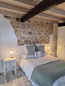 A bed or beds in a room at La buganvilla en Udias alojamiento