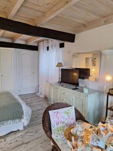 A bed or beds in a room at La buganvilla en Udias alojamiento