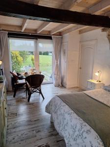 A bed or beds in a room at La buganvilla en Udias alojamiento