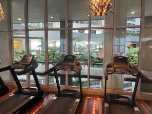 Fitness centrum a/nebo fitness zařízení v ubytování KL Infinity Luxury Skypool hostel