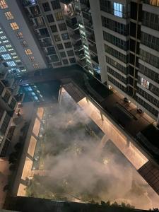 Bazén v ubytování KL Infinity Luxury Skypool hostel nebo v jeho okolí