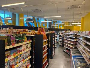 Supermarket nebo jiné obchody v  hostelu nebo okolí