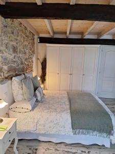 A bed or beds in a room at La buganvilla en Udias alojamiento