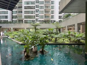 Bazén v ubytování KL Infinity Luxury Skypool hostel nebo v jeho okolí
