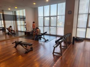 Fitness centrum a/nebo fitness zařízení v ubytování KL Infinity Luxury Skypool hostel
