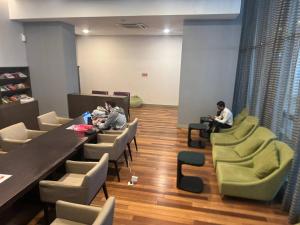 Posezení v ubytování KL Infinity Luxury Skypool hostel