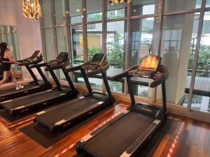 Fitness centrum a/nebo fitness zařízení v ubytování KL Infinity Luxury Skypool hostel