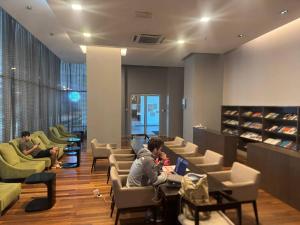 Posezení v ubytování KL Infinity Luxury Skypool hostel