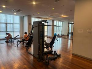 Fitness centrum a/nebo fitness zařízení v ubytování KL Infinity Luxury Skypool hostel