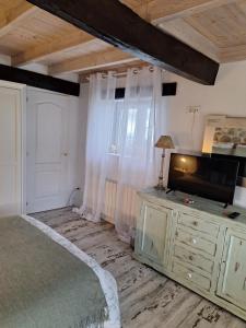 A bed or beds in a room at La buganvilla en Udias alojamiento