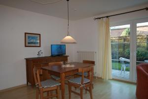 un salon avec une table à manger et une télévision dans l'établissement Ferienwohnung im Haus Katharina, à Lauterbach