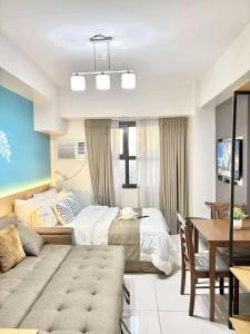 a hotel room with a bed and a table at Luxurious condo with City View in Cebu City