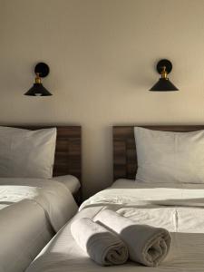Rúm í herbergi á Hotel Gold Kazbegi