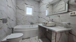 Ένα μπάνιο στο Villa Galant de Nuit +41 φωτογραφίες