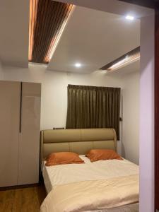 Kettieagle resort的卧室在窗户前配有一张大床