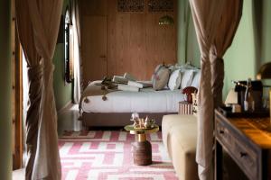 Postel nebo postele na pokoji v ubytování Riad Rumi Marrakech Medina