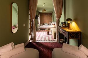 Postel nebo postele na pokoji v ubytování Riad Rumi Marrakech Medina + 37 fotografií