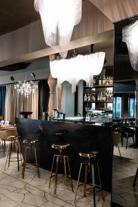 bar z stołkami w restauracji z żyrandolami w obiekcie Comfort by Trio w mieście Białystok +24 zdjęcia
