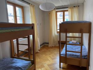 a small room with three bunk beds in it at Maison La Coquille in La Chaux-de-Fonds
