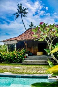 Villa Nextdoor Nature Yogyakarta内部或周边的泳池