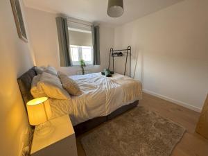 a bedroom with a bed and a window at Hanwell House SN25 Long Stays Sleep 5 Free Parking in Swindon