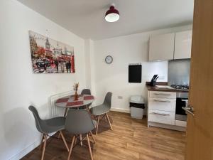 a kitchen with a table and chairs in a room at Hanwell House SN25 Long Stays Sleep 5 Free Parking in Swindon