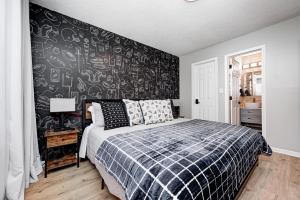 5 min to Grand Park, Perfect for families & small groups, King Bed, FirePit, Ping Pong!客房内的一张或多张床位