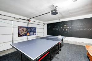 Westfield5 min to Grand Park, Perfect for families & small groups, King Bed, FirePit, Ping Pong!的一个带黑板的房间的乒乓球桌