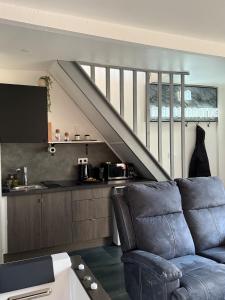 Η κουζίνα ή μικρή κουζίνα στο La Suite Prestige - Jacuzzi et cinema - Cergy-Village +31 φωτογραφίες