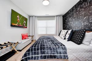 5 min to Grand Park, Perfect for families & small groups, King Bed, FirePit, Ping Pong!客房内的一张或多张床位