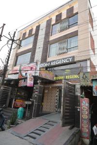 un edificio con un cartello per un'emergenza medica di Riddhi Palace a Lucknow