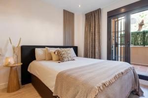 ein Schlafzimmer mit einem großen Bett und einem Fenster in der Unterkunft Casa Gabriel La Cala de Mijas in La Cala de Mijas + 16 Fotos