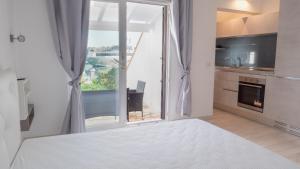 Dapur atau dapur kecil di Bilo e monocali sul molo 100m spiaggia by PortoOttioluAffitti