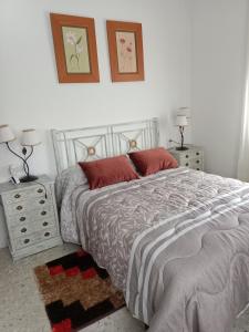 ein Schlafzimmer mit einem großen Bett und zwei Nachttischen in der Unterkunft CAMBOTE Vivienda turìstica in Lugo