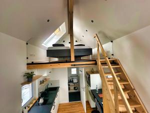 ein Dachausbau mit Treppe in einem Zimmer in der Unterkunft Tiny House in der Rhön - ruhig & naturnah in Nüsttal