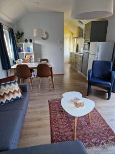 una sala de estar con un sofá y una mesa en De Perenboom, en Westkapelle