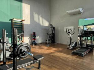 ein Fitnessstudio mit Gewichten und anderen Geräten in einem Raum in der Unterkunft Malia Beach Experience Muro Alto Porto de Galinhas por Brevelar in Ipojuca