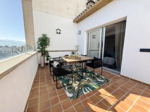 een balkon met een tafel en stoelen erop bij RYAP Puerta Real in Granada